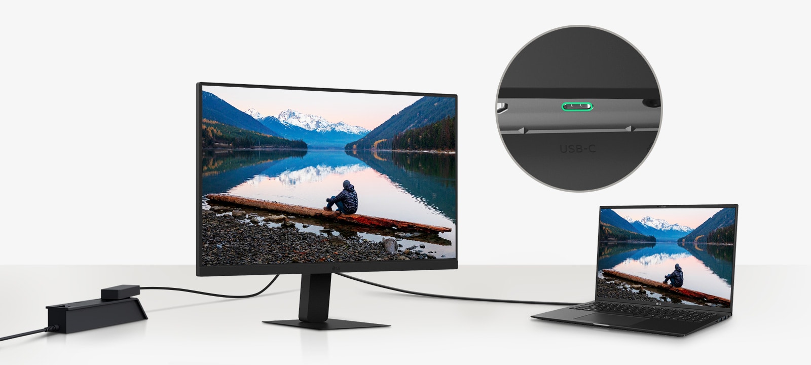 תמונה דל מחשב נייד ומסך מחוברים בכבל USB-C אחד.