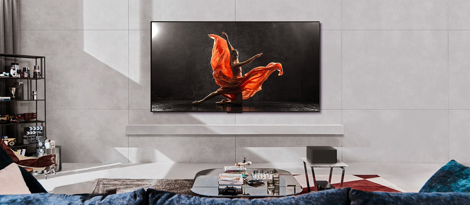 טלוויזיית LG SIGNATURE OLED M4 ו-LG Soundbar בחלל מגורים מודרני בשעות היום. תמונה של רקדנית על במה חשוכה מוצגת על פני המסך ברמת בהירות אופטימלית.