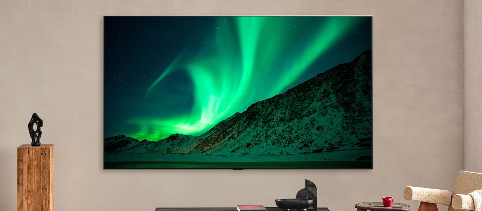 LG TV într-un spațiu de locuit modern în timpul zilei. Eticheta spune, zi. AI Brightness Control asigură că imaginea aurorei boreale de pe televizor este afișată cu nivelul de luminozitate perfect pentru lumina din cameră. 