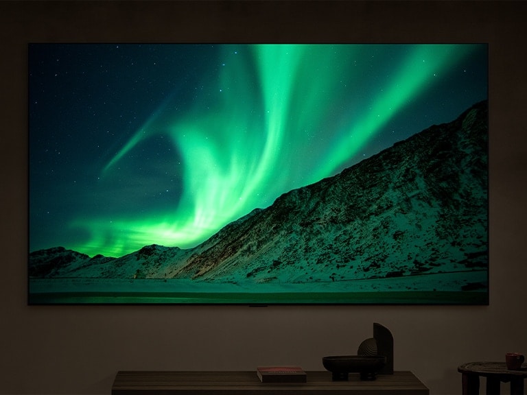 LGTV într-un spațiu de locuit modern în timpul serii. :abel spune, nopții. AI Brightness Control asigură că imaginea aurorei boreale de pe televizor este afișată cu nivelul de luminozitate perfect pentru lumina din cameră