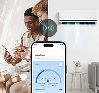 Мужчина заранее охлаждают свой дом, включая кондиционер с ThinQ™ после выхода из дома.