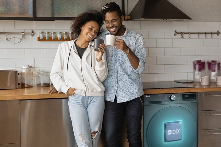 Le couple tient la coupelle près de la laveuse. Une ligne IA sort de la machine à laver avec le logo AIDD dessus et détecte les vêtements.